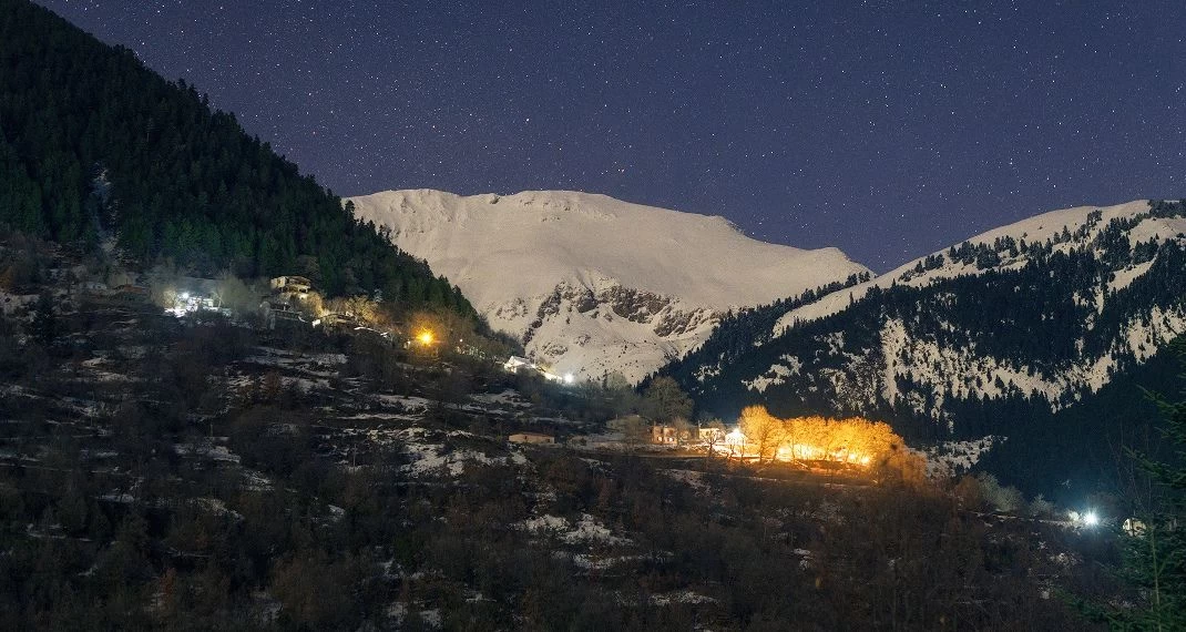 Ο γεμάτος αστέρια ουρανός ενός χωριού στα Άγραφα «πιάστηκε» από τον φακό του φωτογράφου